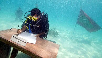 لماذا اجتمعت حكومة المالديف في قاع البحر قبل 16 عاماً؟