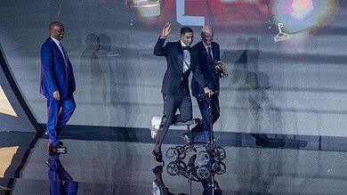 حكيمي يتسلم جائزة أفضل لاعب في أفريقيا على "السكوتر" #عاجل