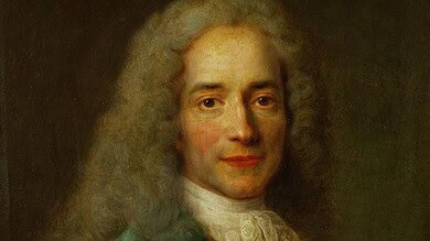 فولتير: الفيلسوف الساخر الذي فضح الاستبداد