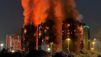 حريق هونغ كونغ: ارتفاع عدد الوفيات إلى 128 شخصاً، والبحث لا يزال جارياً عن عشرات المفقودين