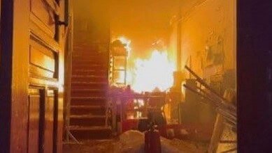 VIDEO: Manifestantes incendian el Ayuntamiento de Apatzingán durante protestas por asesinatos de líderes