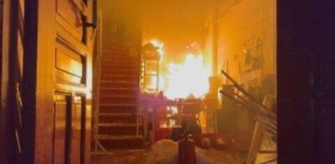 VIDEO: Manifestantes incendian el Ayuntamiento de Apatzingán durante protestas por asesinatos de líderes