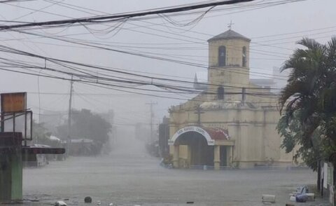 بالفيديو: الفلبين تجلي 100 ألف شخص بسبب إعصار "فونغ-وونغ"