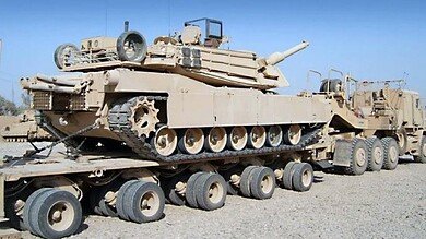 الجيش الإسرائيلي ينقل معدات عسكرية ثقيلة ودبابات إلى الحدود مع لبنان