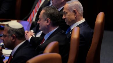 نتنياهو يقدم طلباً للعفو ويقول إن استمرار محاكمته يؤدي إلى انقسامات