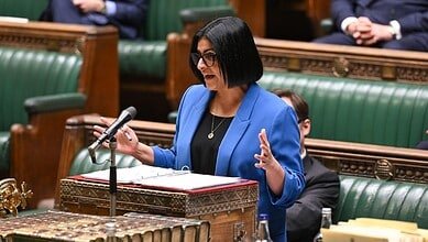 شابانا محمود "قدّمت عرضاً مسرحياً مُبهراً مع القليل من الإجراءات المجدية" - مقال في التلغراف البريطانية