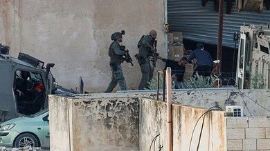 القوات الإسرائيلية تقتل فلسطينيين اثنين بعد استسلامهما وفق ما يبدو
