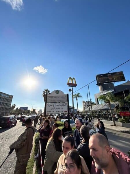 بالفيديو: مواطنون يتجمّعون على طول أوتوستراد الزوق لاستقبال البابا 1 بالفيديو: مواطنون يتجمّعون على طول أوتوستراد الزوق لاستقبال البابا