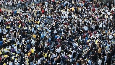 بالفيديو: حشود شبابية تملأ ساحات بكركي بانتظار وصول البابا