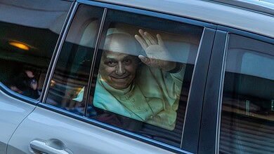 موكب البابا لاوون الرابع عشر يشق طريقه بين الحشود باتجاه مستشفى دير الصليب