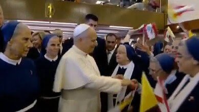 بالفيديو: زيارة البابا لاوون لمستشفى دير الصليب تتزامن مع نشيد أملنا