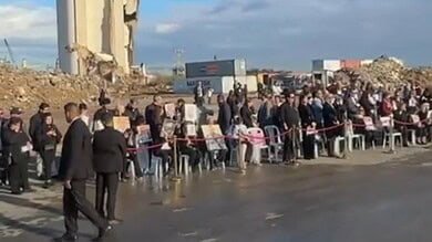 موكب البابا لاوون الرابع عشر يشق طريقه بين الحشود باتجاه موقع الانفجار في مرفأ بيروت