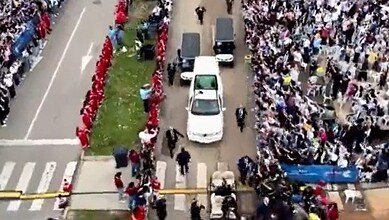 وصول البابا الى الواجهة البحرية