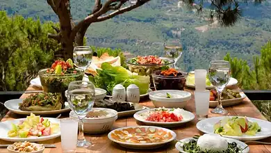 لقاء بين وزير العمل ونقابة المطاعم لبحث معاملات العمال الأجانب وآليات التنظيم