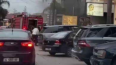 بالفيديو: اندلاع حريق داخل سيارة في مرأب محلات بالكسليك