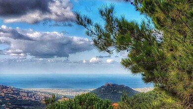 رؤية سيئة على المرتفعات بسبب الضباب مع طقس غائم جزئياً