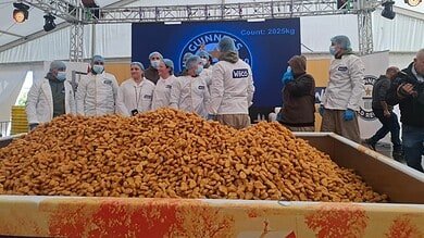 بالصور: "ويلكو" دخلت موسوعة "غينيس بوك" للأرقام القياسية بأكبر طبق من الدجاج المصنع في العالم