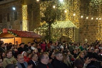 زغرتا تفتتح مهرجان "ساحة العيد" في الكنيسة الأثرية