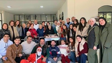 طلاب جامعة المدينة ينشرون فرح الأعياد في دار للمسنين بدده