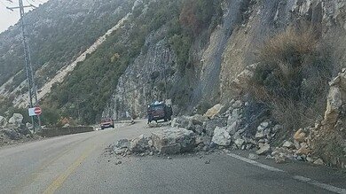 انهيار صخور يقفل طريق تنورين ويهدد سلامة السائقين