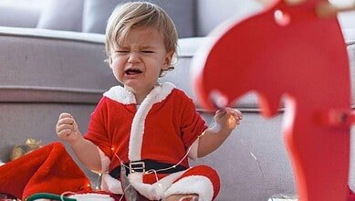 ما هي الخطوات الـ 4 لتجنب نوبات غضب الأطفال في عيد الميلاد؟