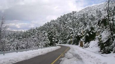 قطع طرقات أساسية بسبب تراكم الثلوج في عدة مناطق