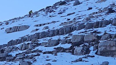بالصور: الدفاع المدني ينقذ سبعة شبان علقوا على جرف ثلجي في عيون السيمان
