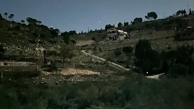 انفجار عند الفجر غرب الخيام.. ومبنى من ثلاث طبقات دُمّر