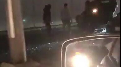 بالفيديو: انقلاب مركبة من الطريق المحاذية لأوتوستراد المدينة الرياضية باتجاه جسر الكولا