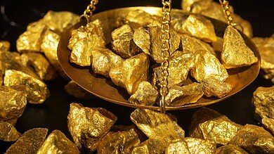 الذهب يتراجع عالميًا مع تراجع التوترات وتقلّص توقعات خفض الفائدة الأمريكية