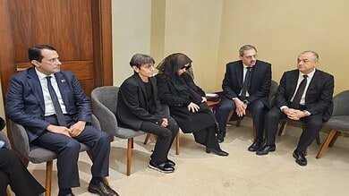 بالفيديو: بكفيا تستقبل فيروز في وداع نجلها وسط حضور واسع