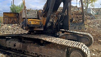 بالفيديو: احتراق حفارة في مارون الرأس بعد استهدافها بقنبلة متفجرة