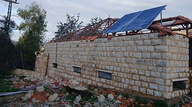 بالفيديو: مسيّرة ألقت قنبلتين على سطح قرميد مبنى عين العديسة