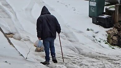 ثلوج الشوف الأولى تعطل الطرق والمدارس وتقطع الكهرباء عن القرى العليا