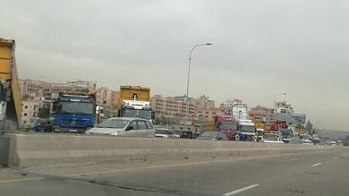 سائقو شاحنات اعتصموا عند مفرق برجا وطالبوا بتعديل قرار الداخلية نقل ناتج الورش المرخصة