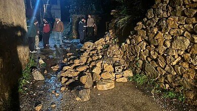 الدفاع المدني يرفع ركام انهيار جدار في بيت الفقس