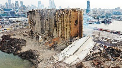 أهالي ضحايا مرفأ بيروت يحرقون الإطارات احتجاجًا على تعيين القزي