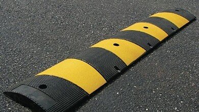 لتخفيف السرعة في محلة كرم الزيتون - الاشرفية بسبب تسرب المازوت