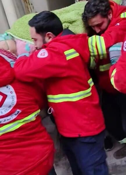 بالفيديو: إنقاذ سيدة من تحت أنقاض المبنى المنهار في القبة 1 القبة