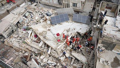 فرق الإغاثة تستعد لإنقاذ شخصين أو ثلاثة أحياء تحت أنقاض القبة