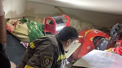 بالفيديو.. الدفاع المدني: عمليات البحث متواصلة في موقع انهيار مبنيي القبة