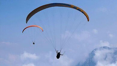 بالفيديو: رياح قوية كادت تتسبب بكارثة.. والوزارة تتابع ملف الطيارين الشراعيين