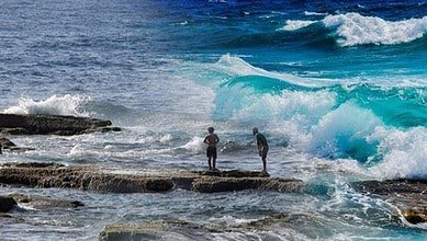 ضباب كثيف على المرتفعات وارتفاع موج البحر يحذّر الصيادين والساحل