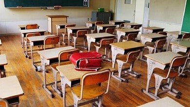 روابط التعليم الرسمي تعتصم أمام مجلس النواب وتلوّح بالتصعيد