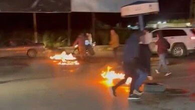 بالفيديو: متقاعدون عسكريون قطعوا الطريق عند مفرق العباسية بالإطارات المشتعلة