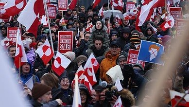 رسوم جمركية جديدة لترامب على دول أوروبية بينها بريطانيا وفرنسا بسبب غرينلاند، واحتجاجات في الجزيرة القطبية