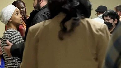 عضو الكونغرس الأمريكي إلهان عمر تتعرض لهجوم بمادة مجهولة خلال فعالية في مينيابوليس