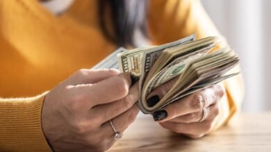 لماذا وصل الدولار الأمريكي إلى أدنى مستوى له في أربع سنوات وربما ينخفض ​​أكثر؟