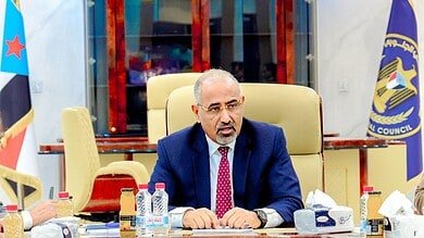 المجلس الانتقالي في اليمن يقول إن رئيسه "يواصل مهامه من عدن"، ويعلن فقدان الاتصال مع وفده في السعودية