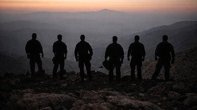 شيعة وعلويون في مشهد غامض على الحدود الشرقي